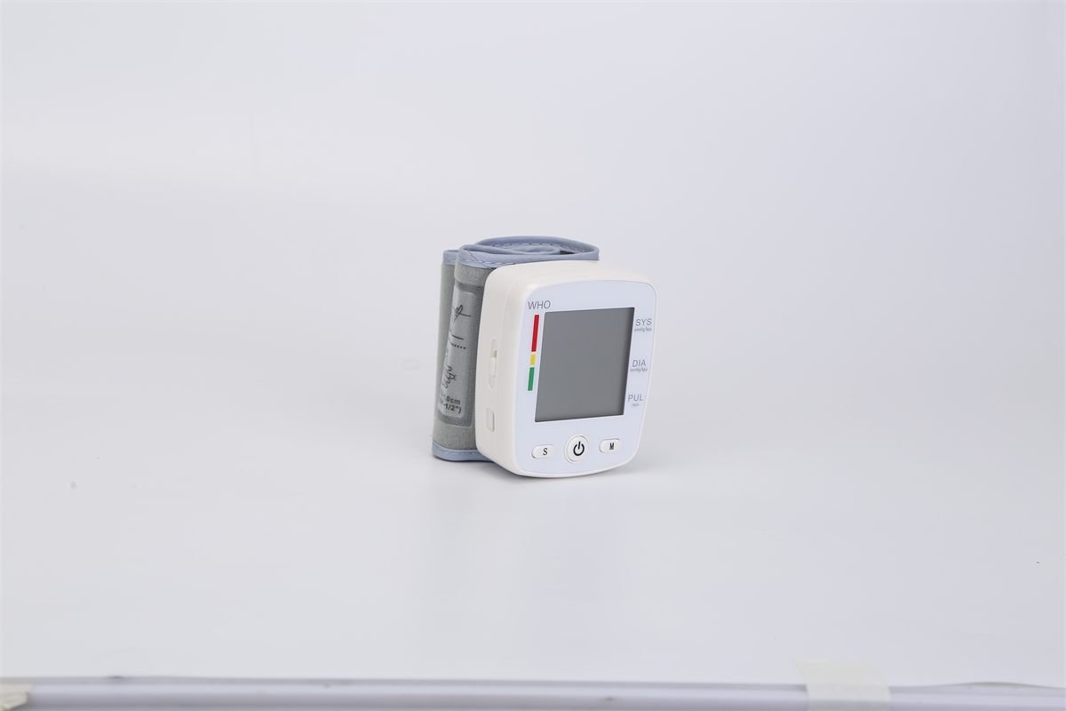 Aisivo Wrist Blood Pressure Monitor with 90x2 Memory - detail view 3
